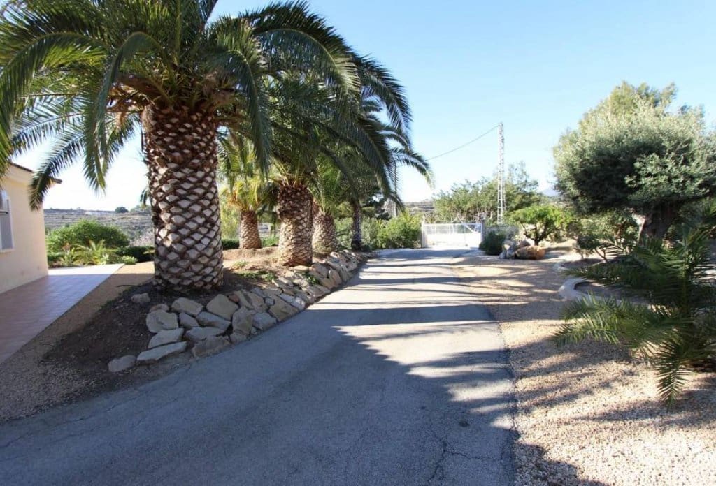 6 bedroom Villa for sale in Altea with pool - € 1,100,000 (Ref: 10079047)