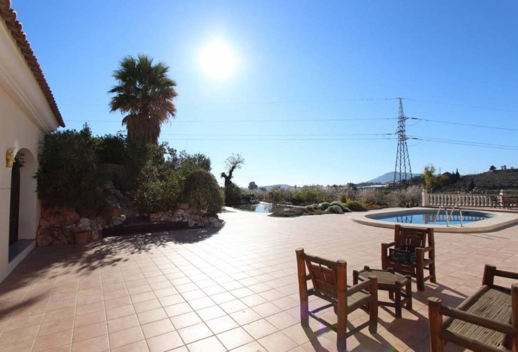 6 bedroom Villa for sale in Altea with pool - € 1,100,000 (Ref: 10079047)