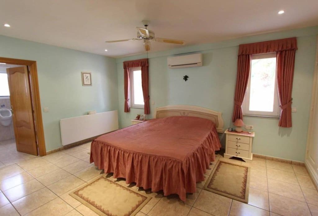 6 bedroom Villa for sale in Altea with pool - € 1,100,000 (Ref: 10079047)