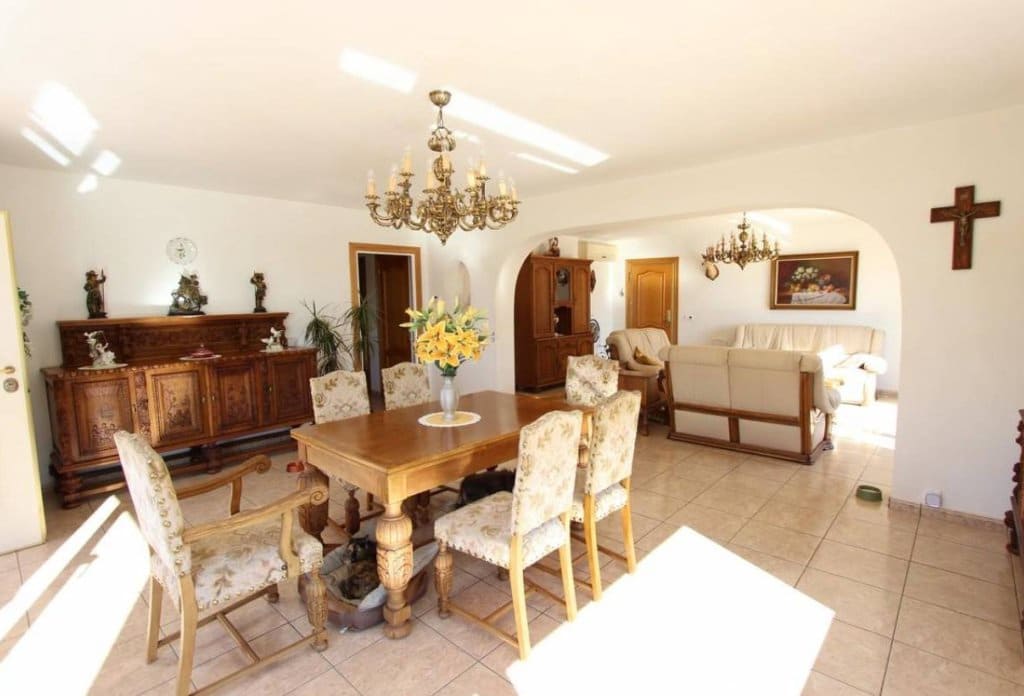 6 bedroom Villa for sale in Altea with pool - € 1,100,000 (Ref: 10079047)