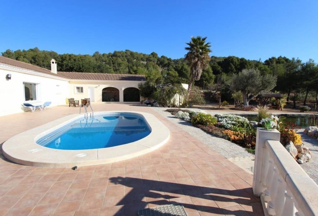 6 bedroom Villa for sale in Altea with pool - € 1,100,000 (Ref: 10079047)