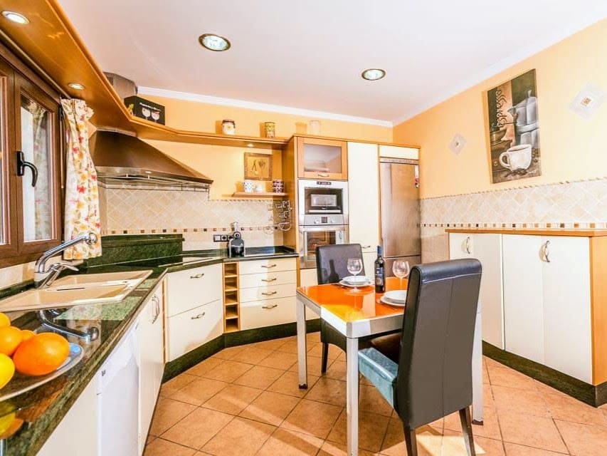 4 bedroom Villa for sale in Benissa with pool - € 780,000 (Ref: 9374974)