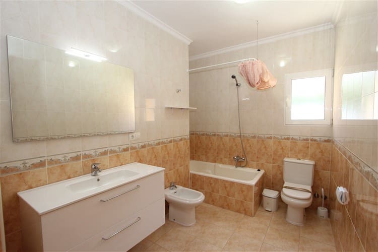 6 bedroom Villa for sale in Calpe / Calp with pool garage - € 525,000 (Ref: 9429459)