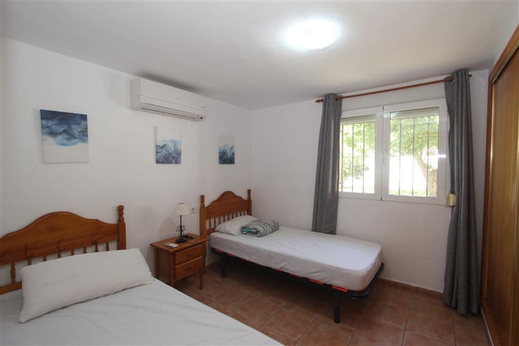 6 bedroom Villa for sale in Calpe / Calp with pool garage - € 525,000 (Ref: 9429459)