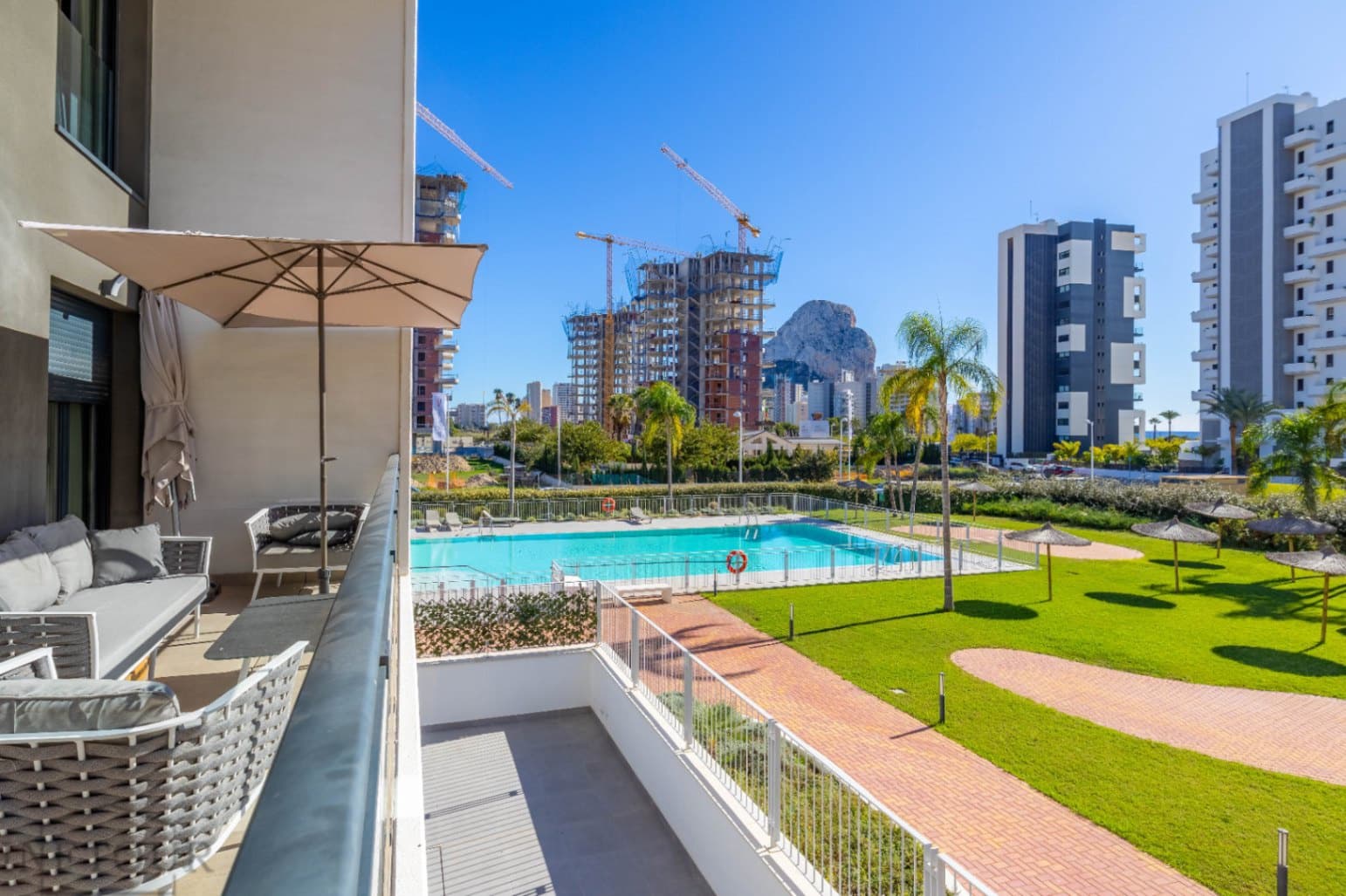 Appartement de 3 chambres à louer à Calpe / Calp avec piscine garage - 2 400 € (Ref: 9451029)