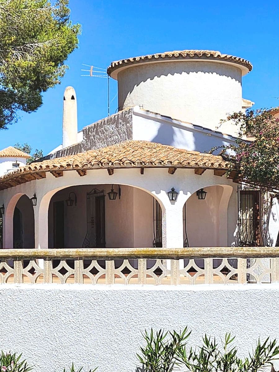 4 bedroom Villa for sale in Calpe / Calp with pool garage - € 710,000 (Ref: 9496874)