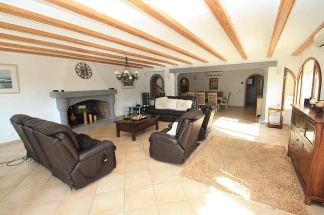 6 makuuhuone Huvila myytävänä paikassa Casco Urbano, Teulada-Moraira mukana uima-altaan 
autotalli - 1 100 000 € (Ref: 9564337)