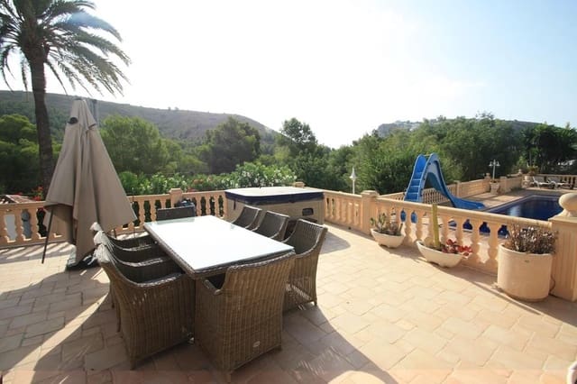 6 makuuhuone Huvila myytävänä paikassa Casco Urbano, Teulada-Moraira mukana uima-altaan 
autotalli - 1 100 000 € (Ref: 9564337)