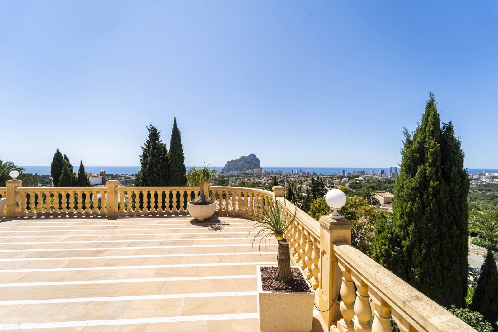 6 bedroom Villa for sale in Calpe / Calp with pool garage - € 2,400,000 (Ref: 9594685)