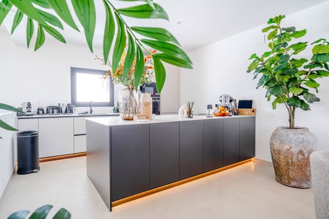 4 bedroom Villa for sale in Benissa with pool garage - € 1,950,000 (Ref: 9610830)