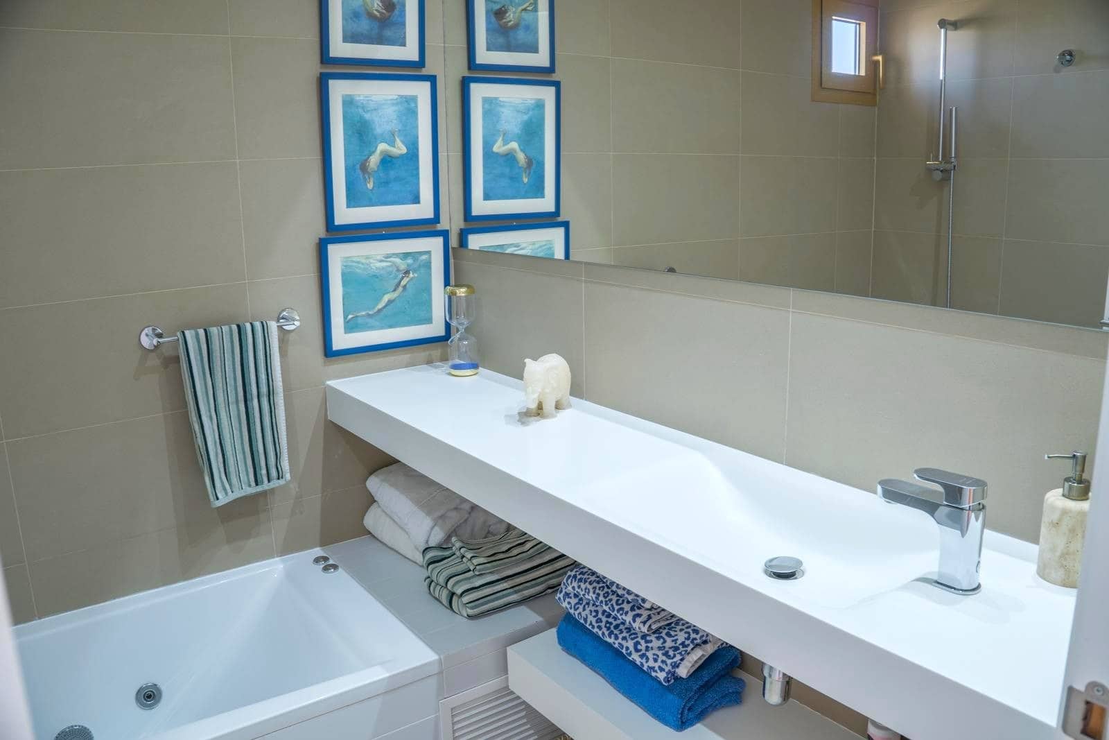 2 bedroom Apartment for sale in Benidorm with pool garage - € 749,000 (Ref: 9610831)