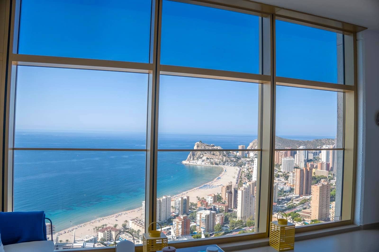 2 bedroom Apartment for sale in Benidorm with pool garage - € 749,000 (Ref: 9610831)
