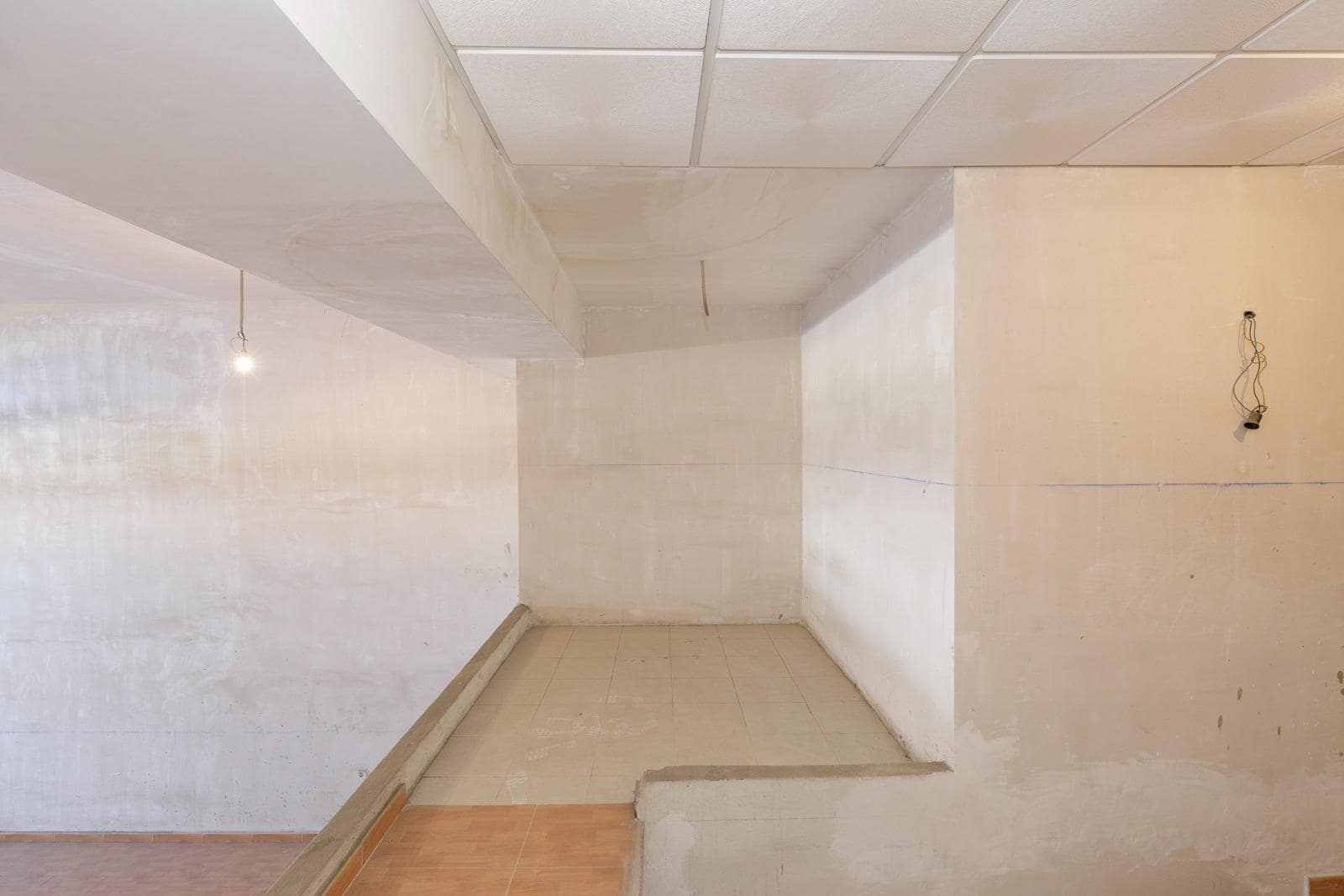 Kaupallinen myytävänä paikassa Armilla - 135 000 € (Ref: 7475499)