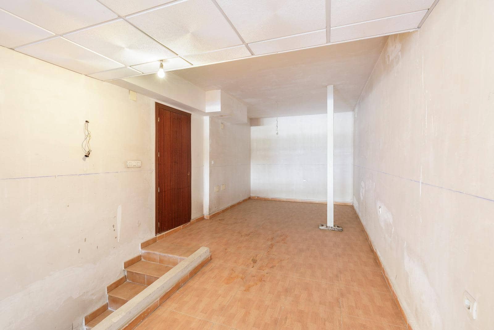 Kaupallinen myytävänä paikassa Armilla - 135 000 € (Ref: 7475499)