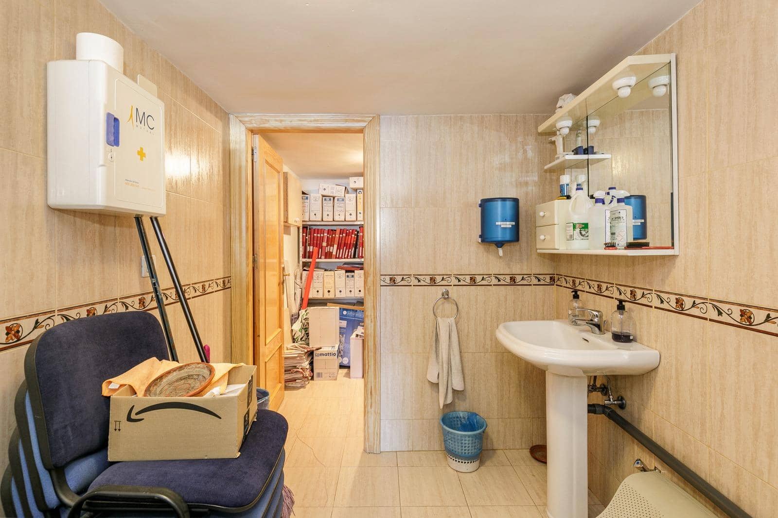 Kaupallinen myytävänä paikassa Armilla - 135 000 € (Ref: 7475499)