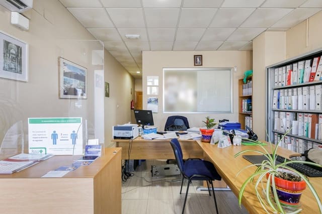 Kaupallinen myytävänä paikassa Armilla - 135 000 € (Ref: 7475499)