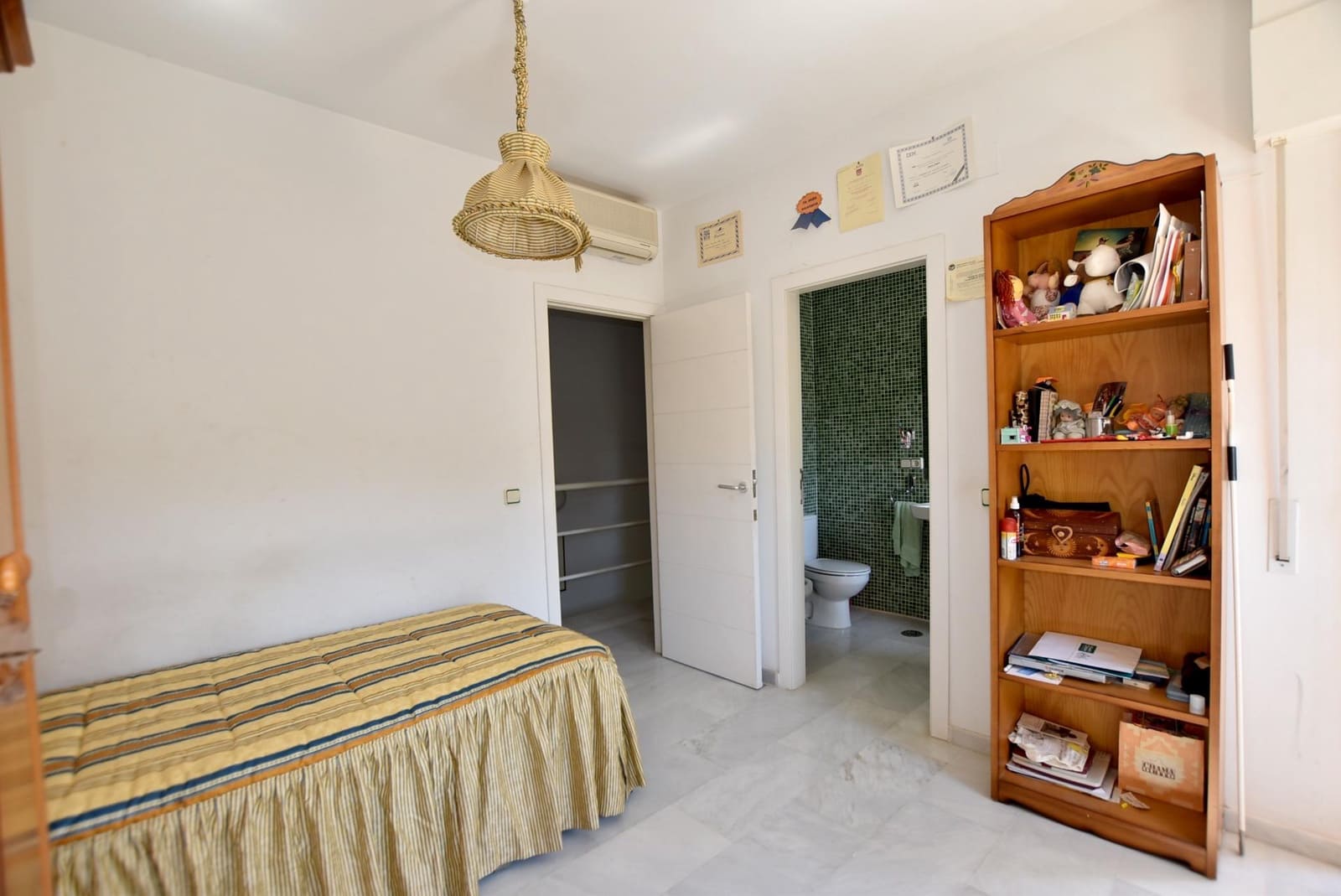 4 bedroom Villa for sale in Albolote with garage - € 420,000 (Ref: 7828807)