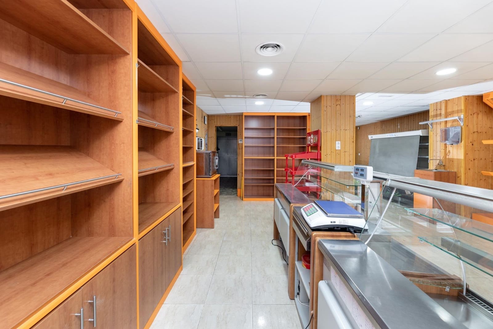 Commercial for sale in Granada city - € 156,000 (Ref: 7862746)