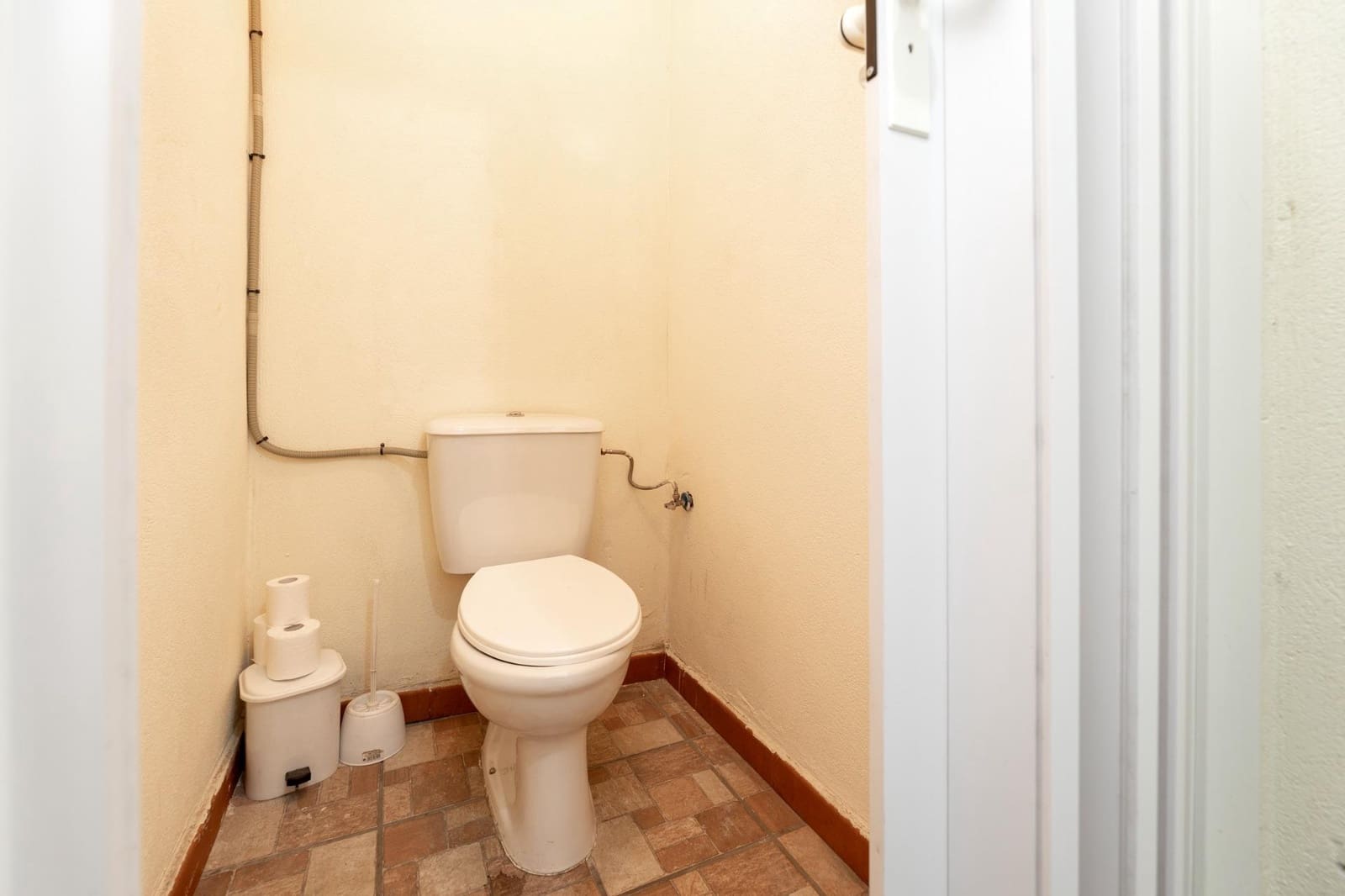 Commercial for sale in Granada city - € 156,000 (Ref: 7862746)