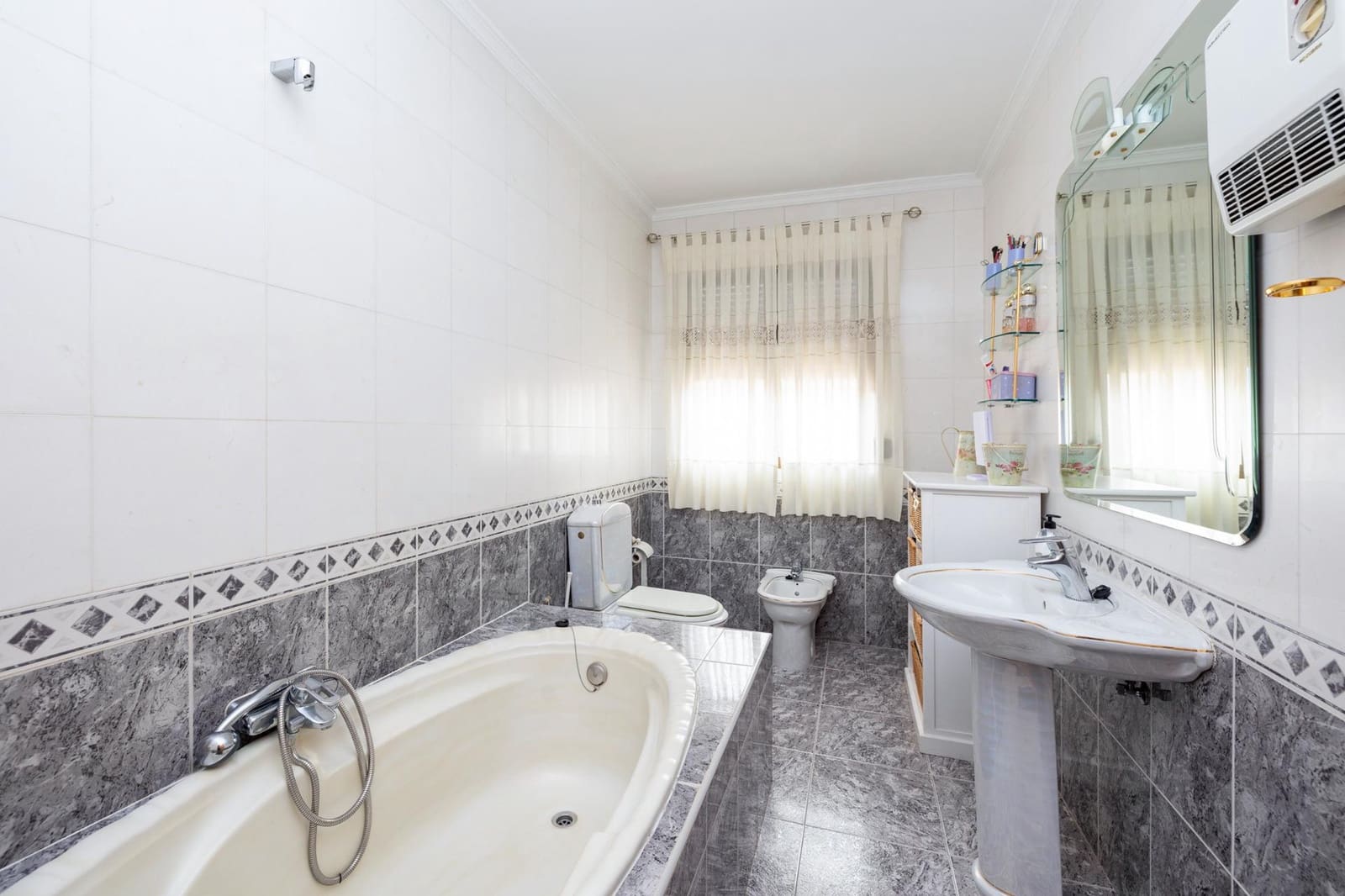 4 sovrum Villa till salu i Las Gabias med garage - 245 000 € (Ref: 7973414)