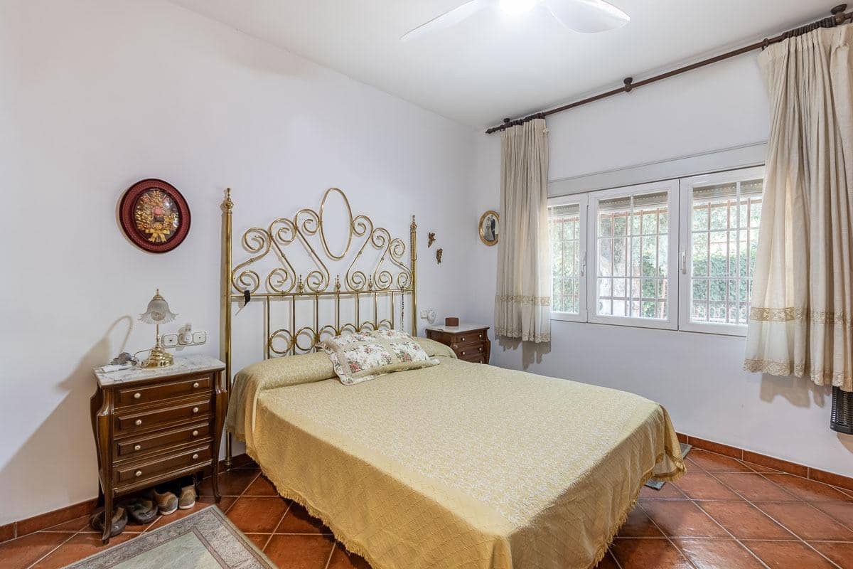 4 Zimmer Villa zu verkaufen in La Zubia mit Pool - 650.000 € (Ref: 8440367)