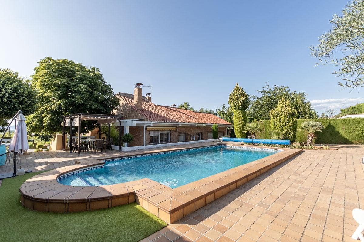 4 Zimmer Villa zu verkaufen in La Zubia mit Pool - 650.000 € (Ref: 8440367)