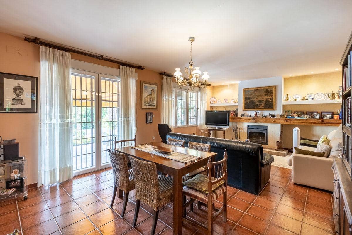 4 Zimmer Villa zu verkaufen in La Zubia mit Pool - 650.000 € (Ref: 8440367)