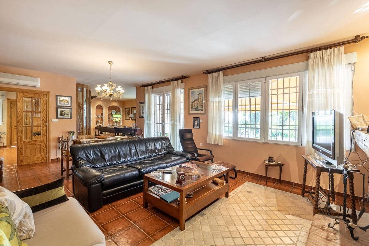 4 Zimmer Villa zu verkaufen in La Zubia mit Pool - 650.000 € (Ref: 8440367)