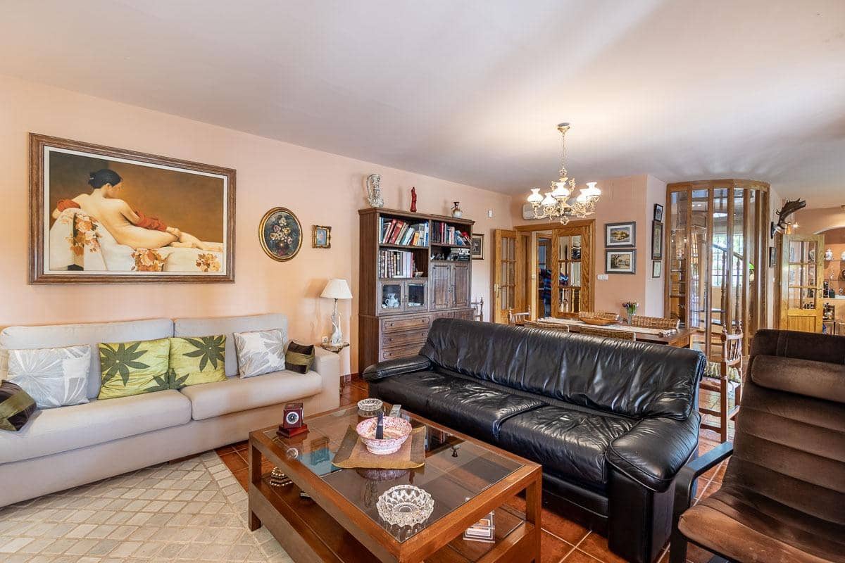 4 Zimmer Villa zu verkaufen in La Zubia mit Pool - 650.000 € (Ref: 8440367)