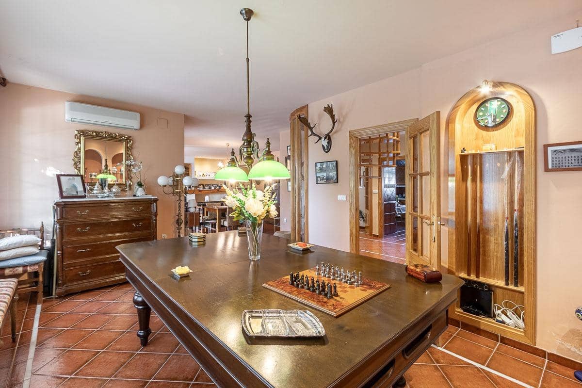 4 Zimmer Villa zu verkaufen in La Zubia mit Pool - 650.000 € (Ref: 8440367)