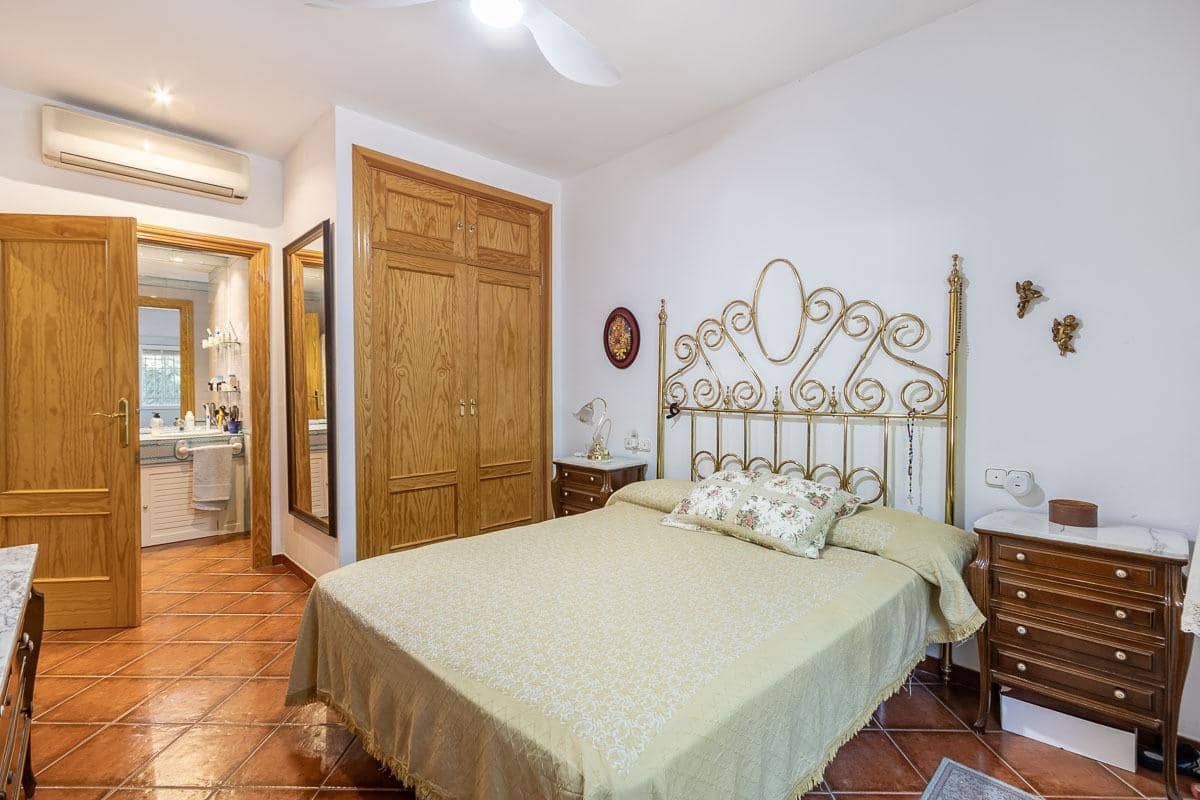 4 Zimmer Villa zu verkaufen in La Zubia mit Pool - 650.000 € (Ref: 8440367)