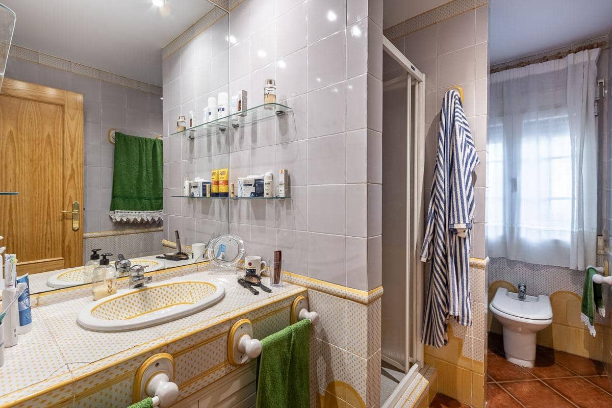 4 Zimmer Villa zu verkaufen in La Zubia mit Pool - 650.000 € (Ref: 8440367)