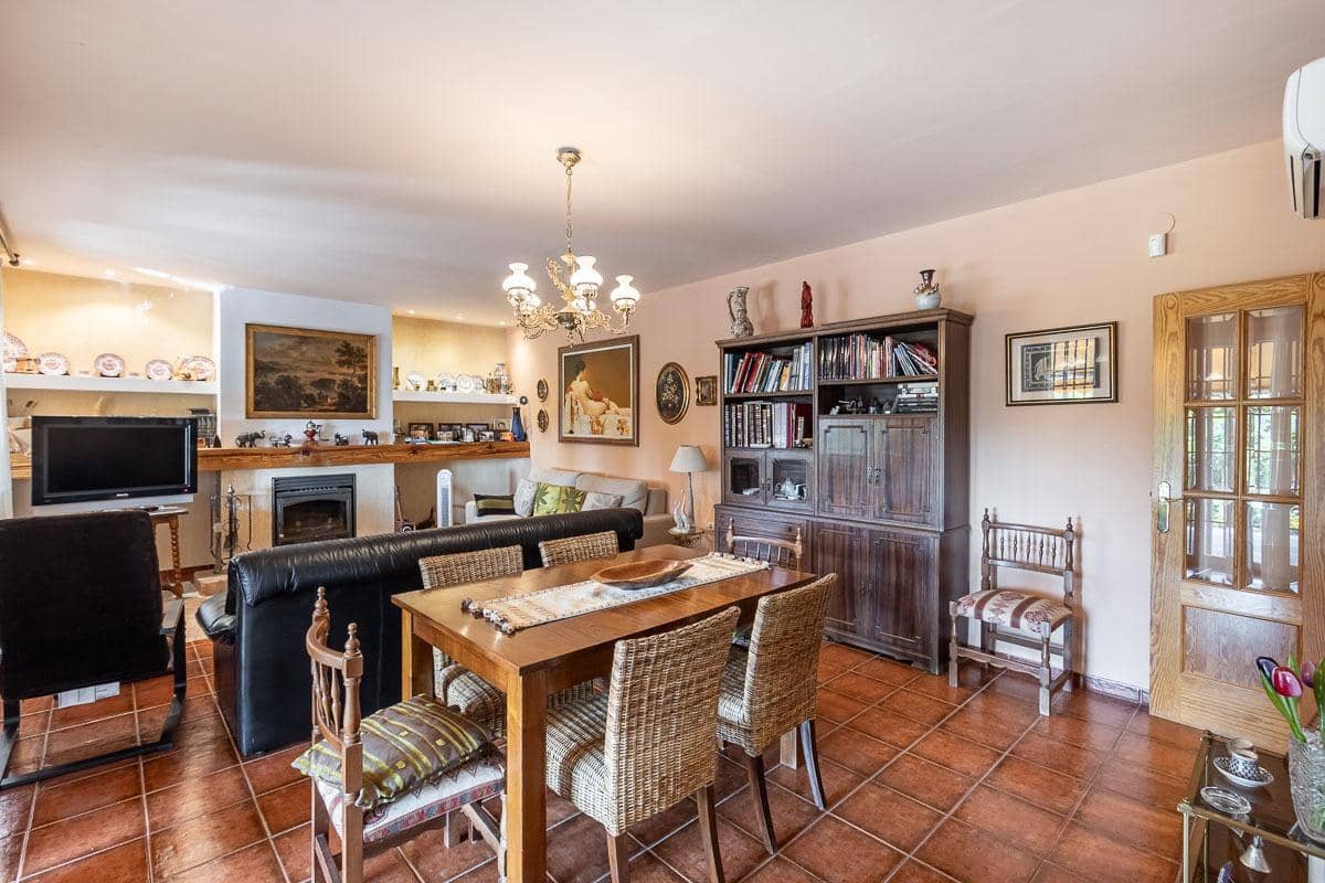 4 Zimmer Villa zu verkaufen in La Zubia mit Pool - 650.000 € (Ref: 8440367)