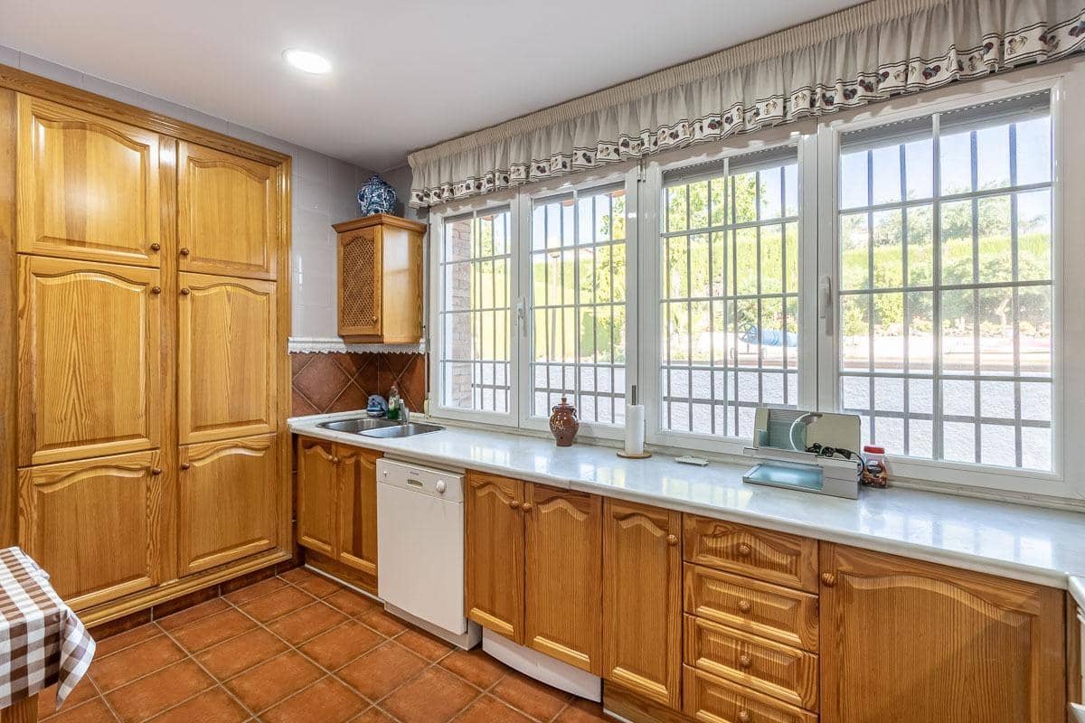 4 Zimmer Villa zu verkaufen in La Zubia mit Pool - 650.000 € (Ref: 8440367)