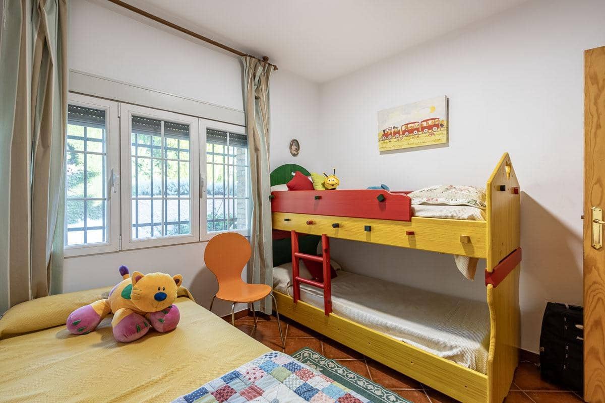 4 Zimmer Villa zu verkaufen in La Zubia mit Pool - 650.000 € (Ref: 8440367)