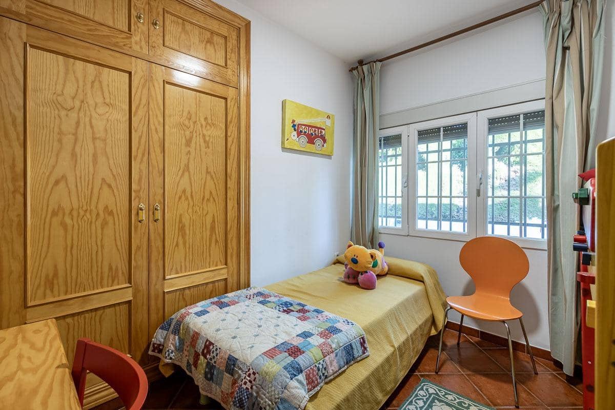 4 Zimmer Villa zu verkaufen in La Zubia mit Pool - 650.000 € (Ref: 8440367)