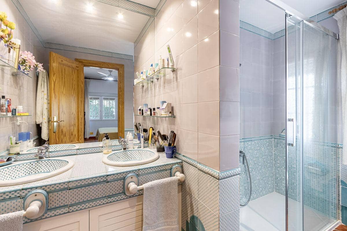 4 Zimmer Villa zu verkaufen in La Zubia mit Pool - 650.000 € (Ref: 8440367)