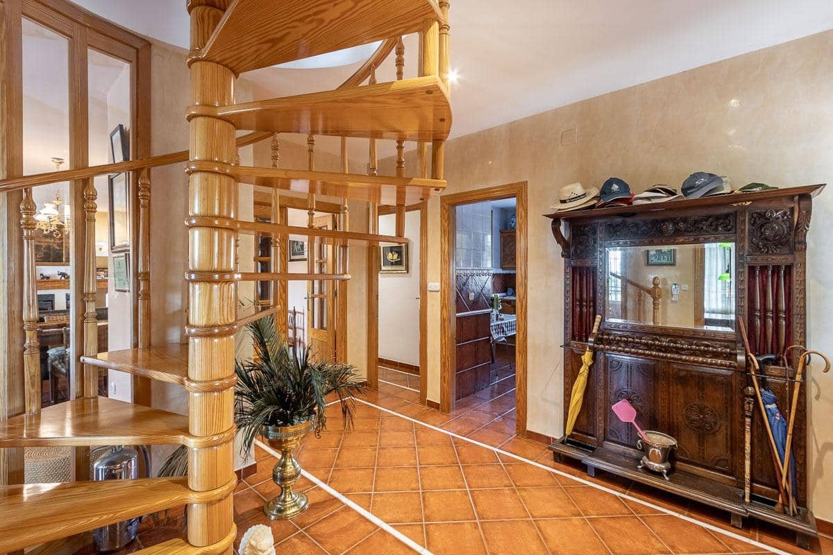 4 Zimmer Villa zu verkaufen in La Zubia mit Pool - 650.000 € (Ref: 8440367)