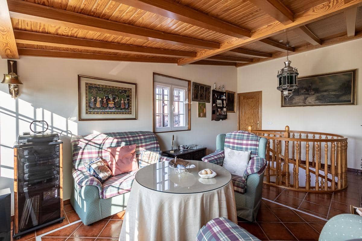 4 Zimmer Villa zu verkaufen in La Zubia mit Pool - 650.000 € (Ref: 8440367)