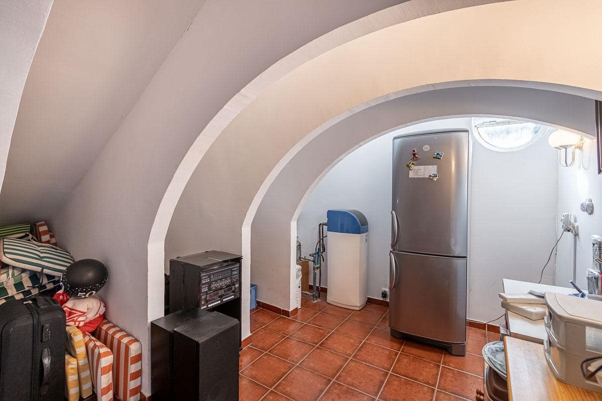 4 Zimmer Villa zu verkaufen in La Zubia mit Pool - 650.000 € (Ref: 8440367)