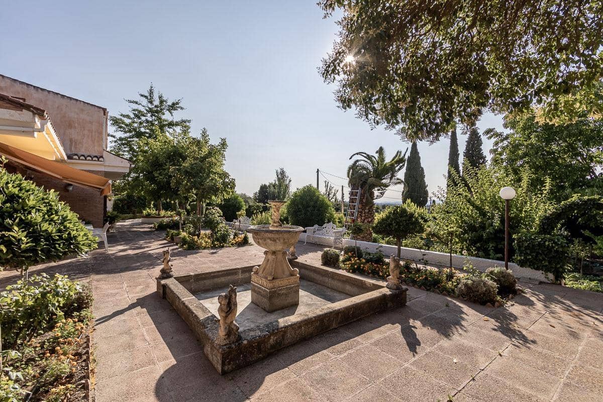 4 Zimmer Villa zu verkaufen in La Zubia mit Pool - 650.000 € (Ref: 8440367)