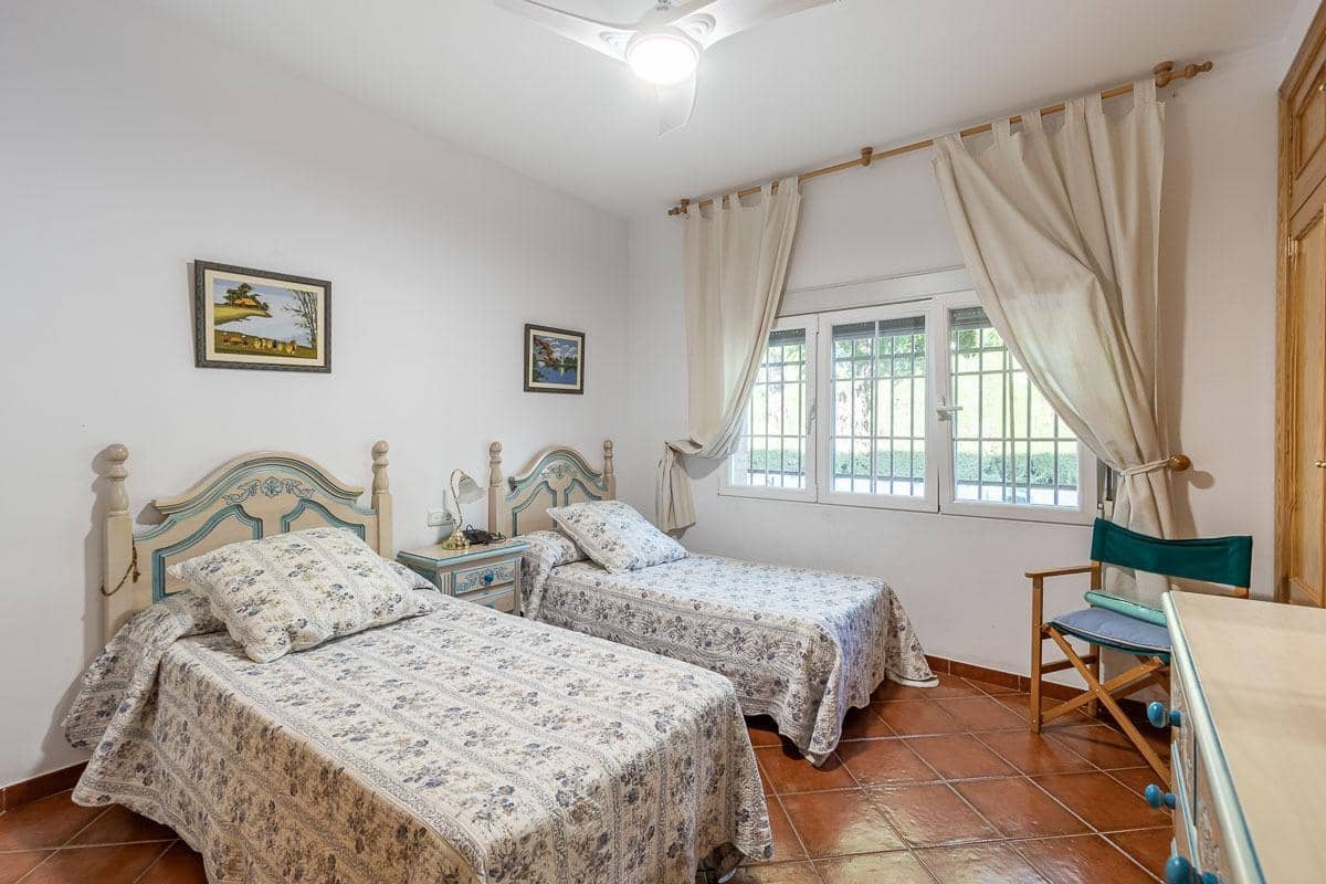 4 Zimmer Villa zu verkaufen in La Zubia mit Pool - 650.000 € (Ref: 8440367)