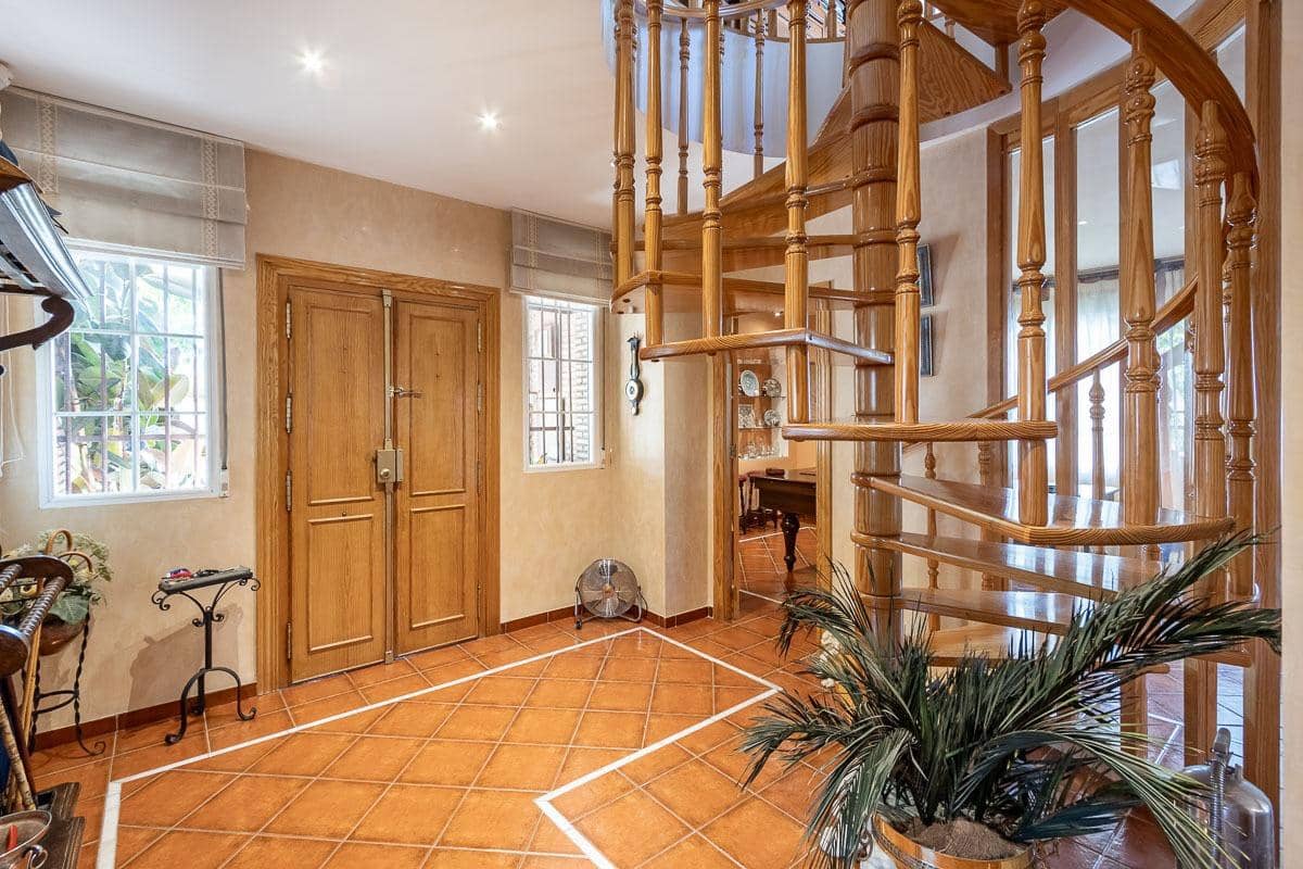 4 Zimmer Villa zu verkaufen in La Zubia mit Pool - 650.000 € (Ref: 8440367)