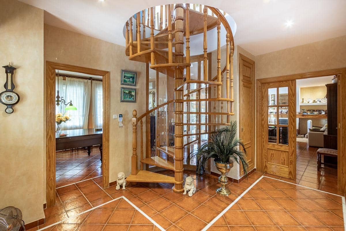 4 Zimmer Villa zu verkaufen in La Zubia mit Pool - 650.000 € (Ref: 8440367)