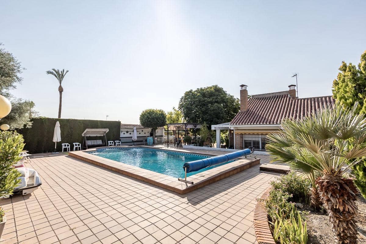 4 Zimmer Villa zu verkaufen in La Zubia mit Pool - 650.000 € (Ref: 8440367)