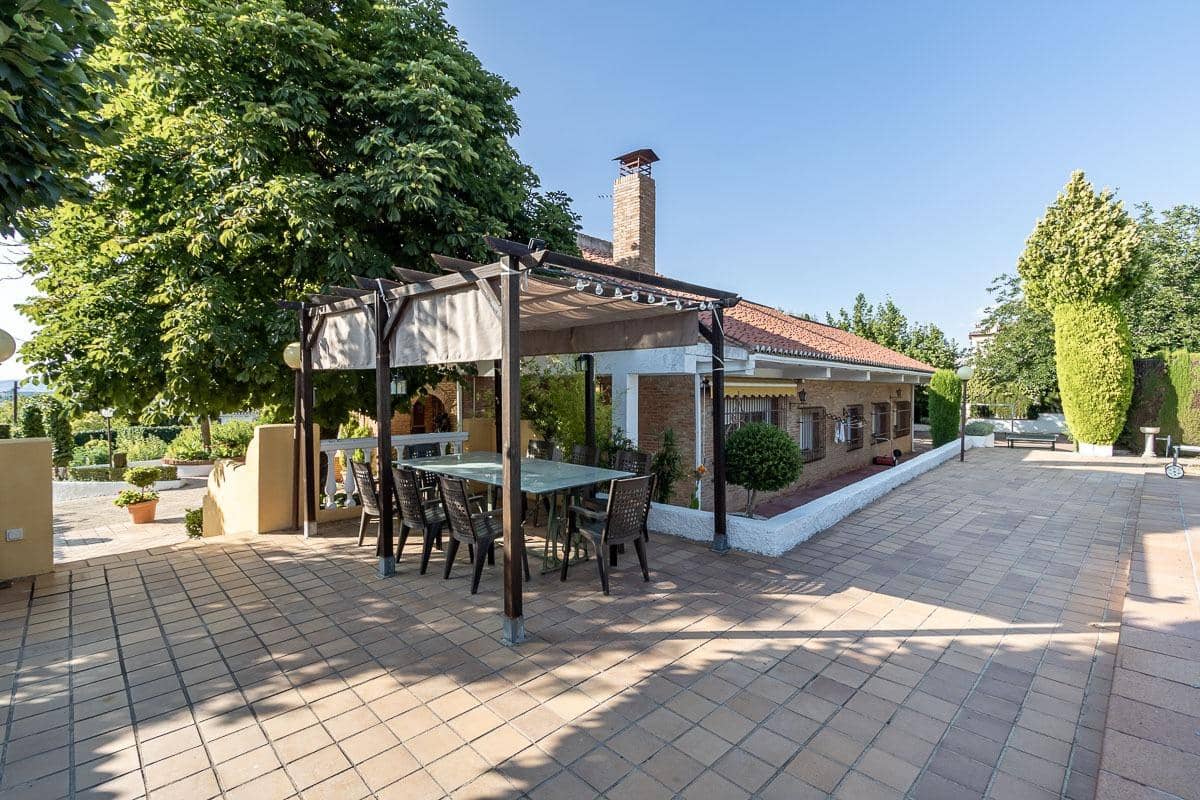 4 Zimmer Villa zu verkaufen in La Zubia mit Pool - 650.000 € (Ref: 8440367)