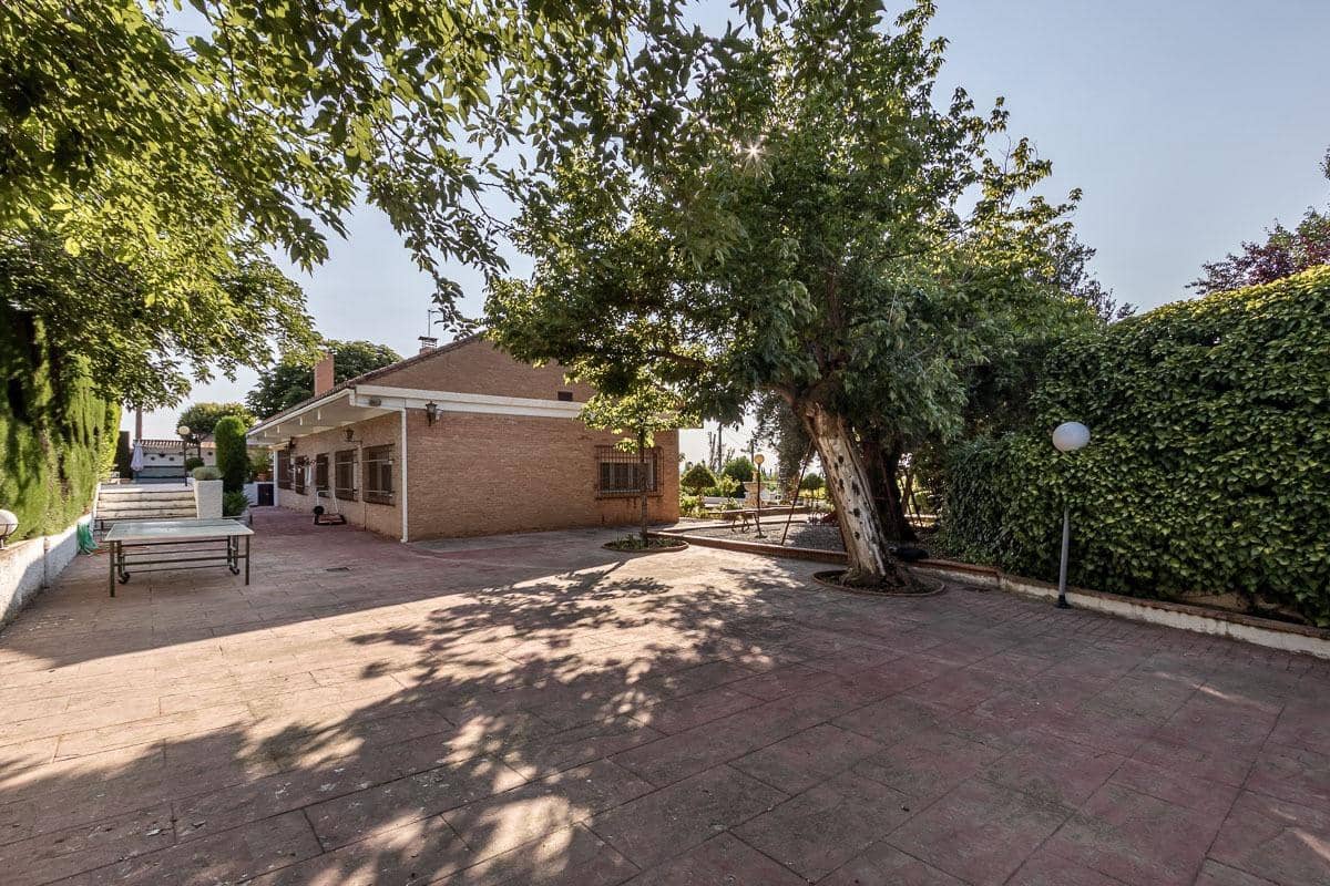 4 Zimmer Villa zu verkaufen in La Zubia mit Pool - 650.000 € (Ref: 8440367)