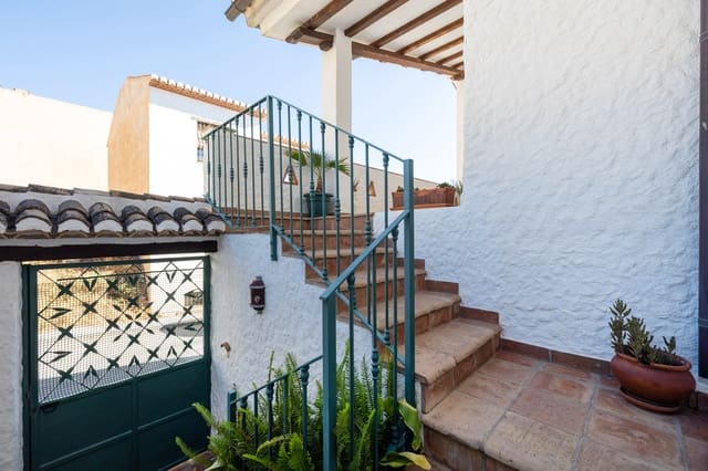 Chalet de 4 habitaciones en Nigüelas en venta con piscina - 429.000 € (Ref: 8590613)