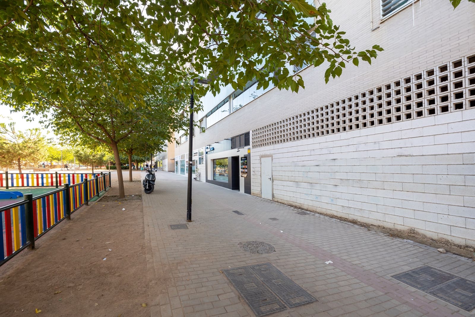 Commercial for sale in Granada city - € 299,000 (Ref: 8623528)