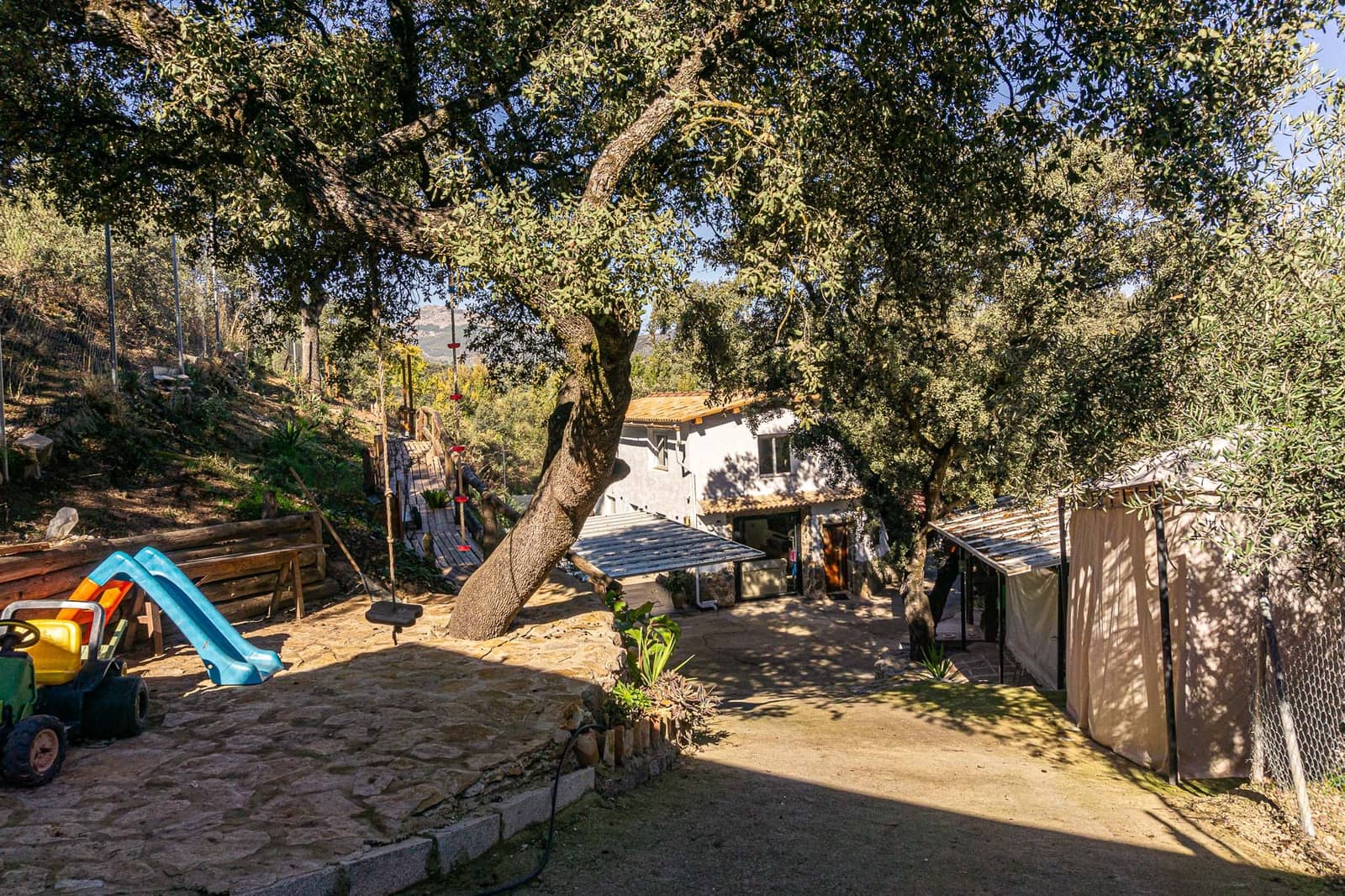 4 soveværelse Finca/Landehus til salg i Castillo de Locubin med swimmingpool - € 200.000 (Ref: 8639389)